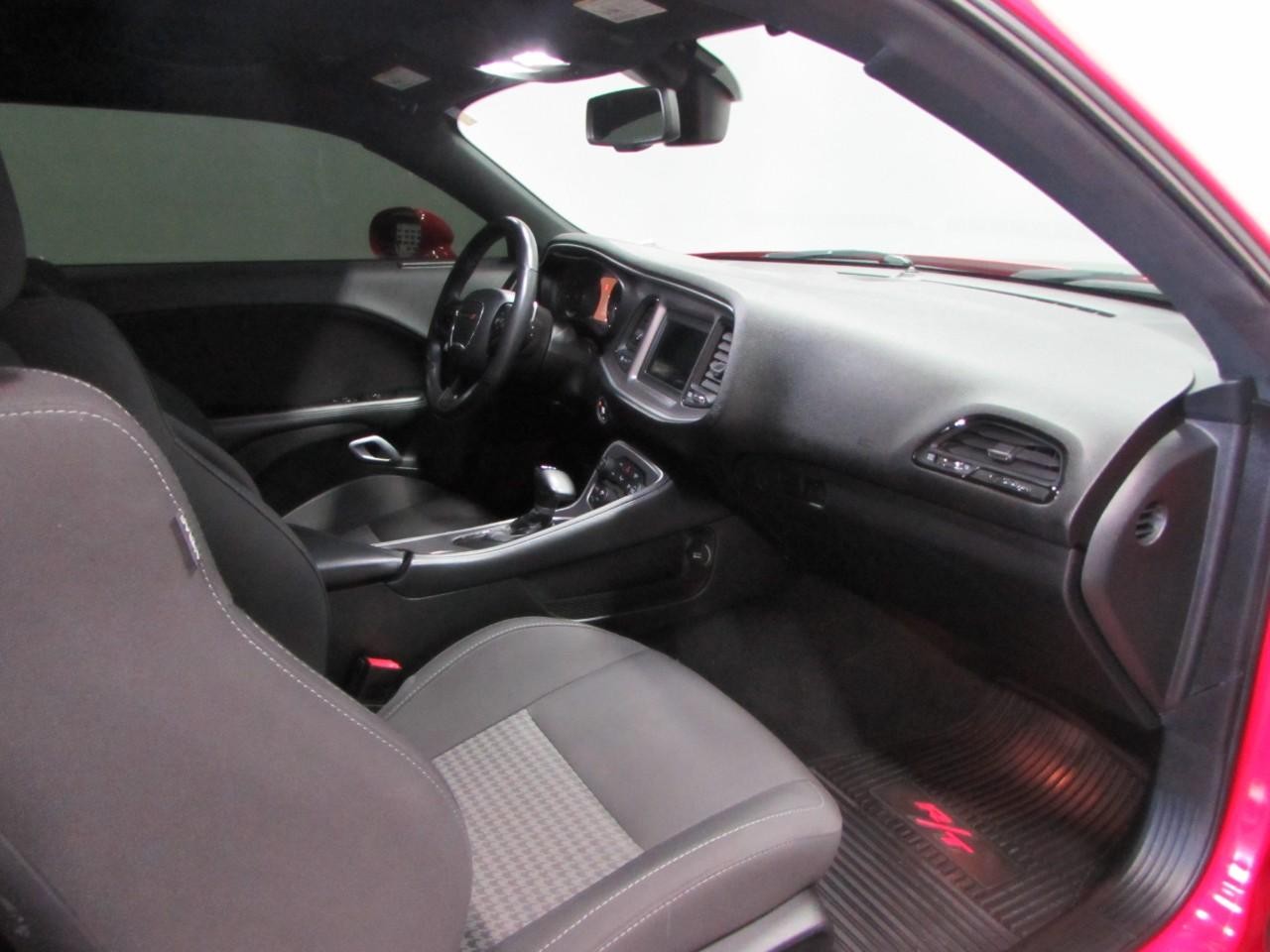 Dodge Challenger Vehicle Full-screen Gallery Image 16