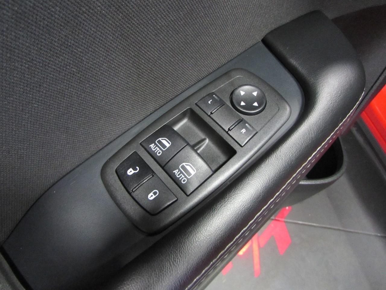 Dodge Challenger Vehicle Full-screen Gallery Image 18