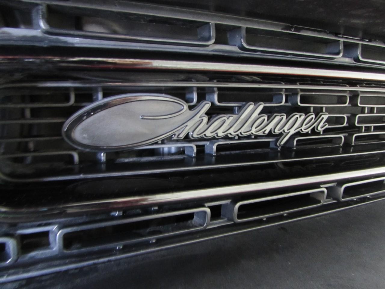 Dodge Challenger Vehicle Full-screen Gallery Image 30