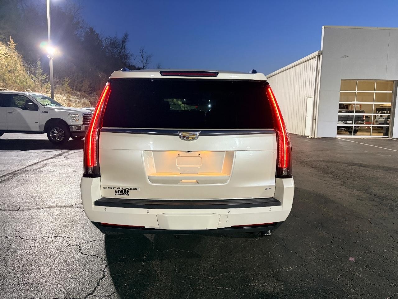 Cadillac Escalade Vehicle Full-screen Gallery Image 04