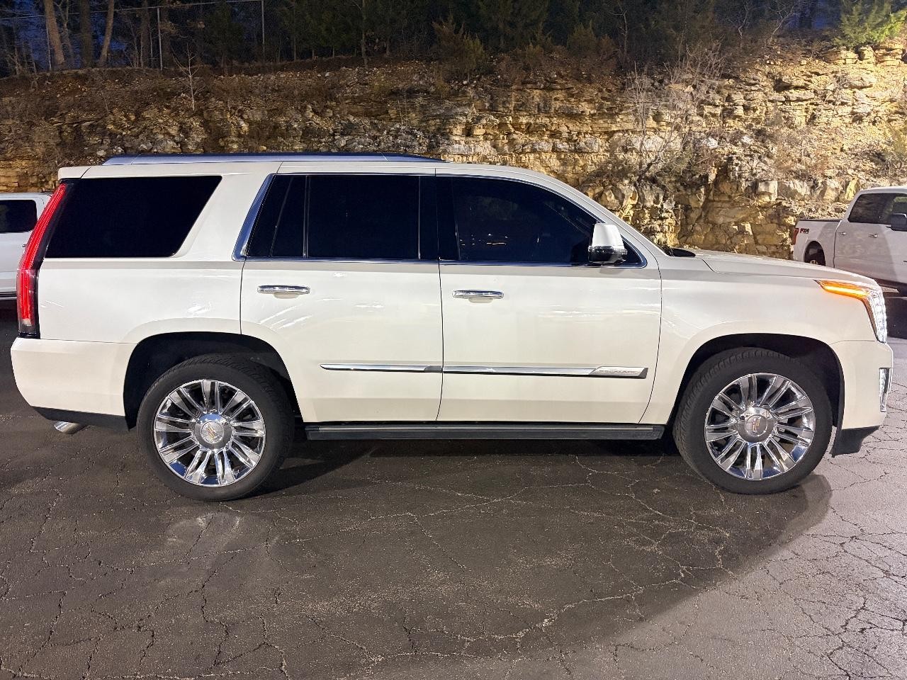 Cadillac Escalade Vehicle Full-screen Gallery Image 05