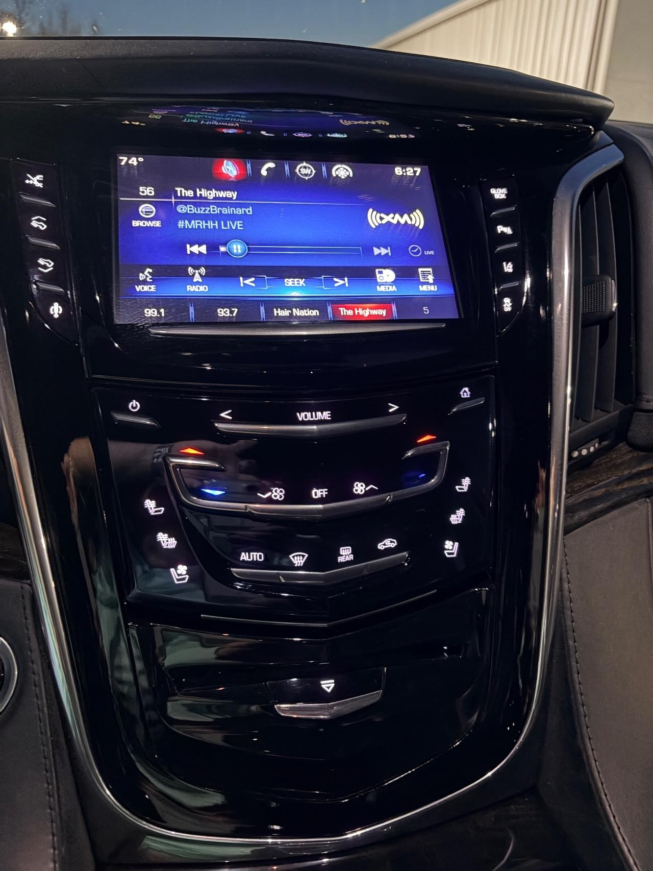 Cadillac Escalade Vehicle Full-screen Gallery Image 09