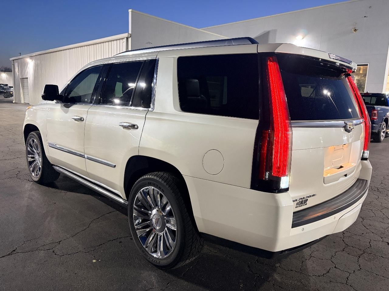 Cadillac Escalade Vehicle Full-screen Gallery Image 10
