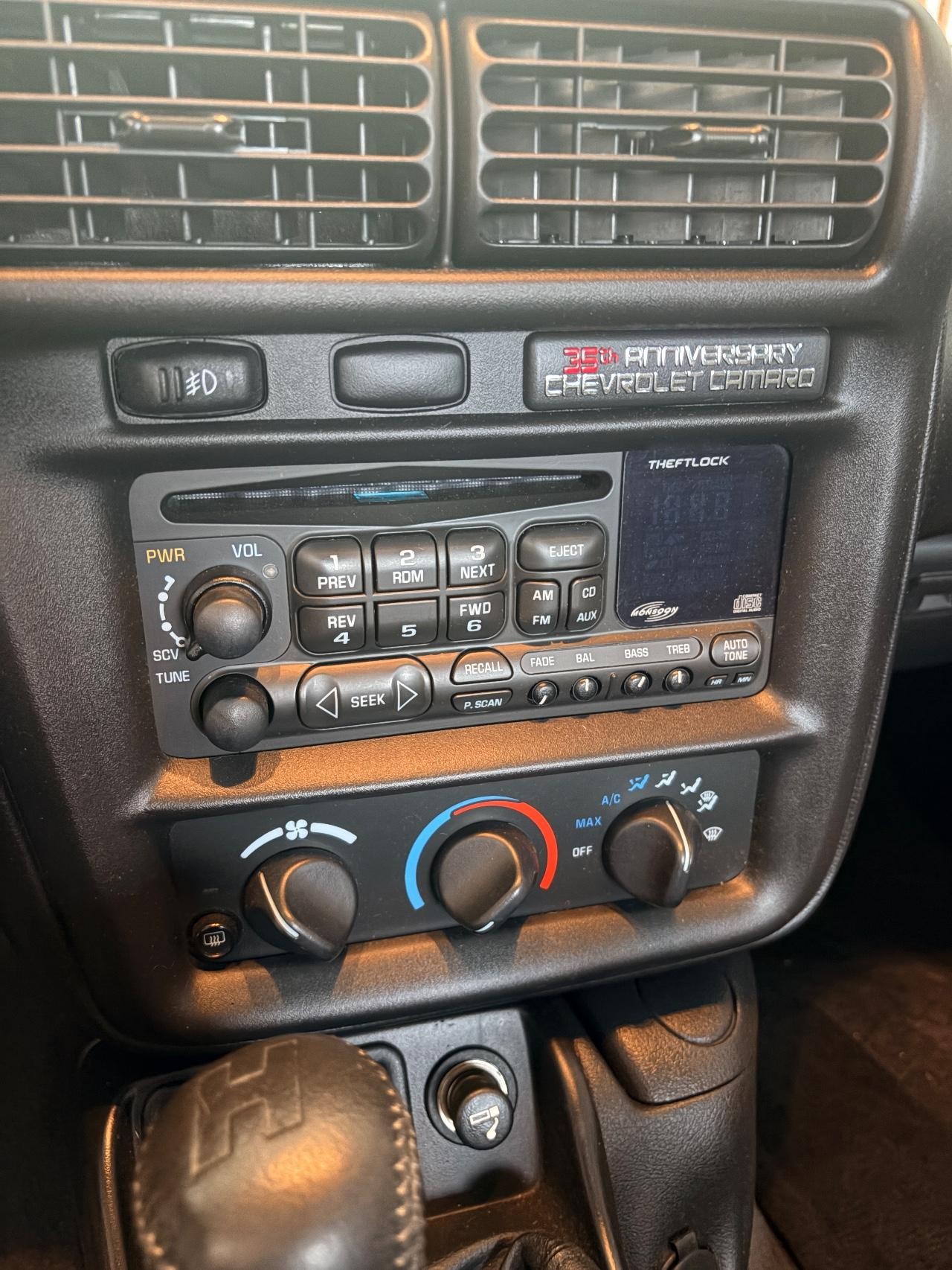 Chevrolet Camaro Vehicle Full-screen Gallery Image 04