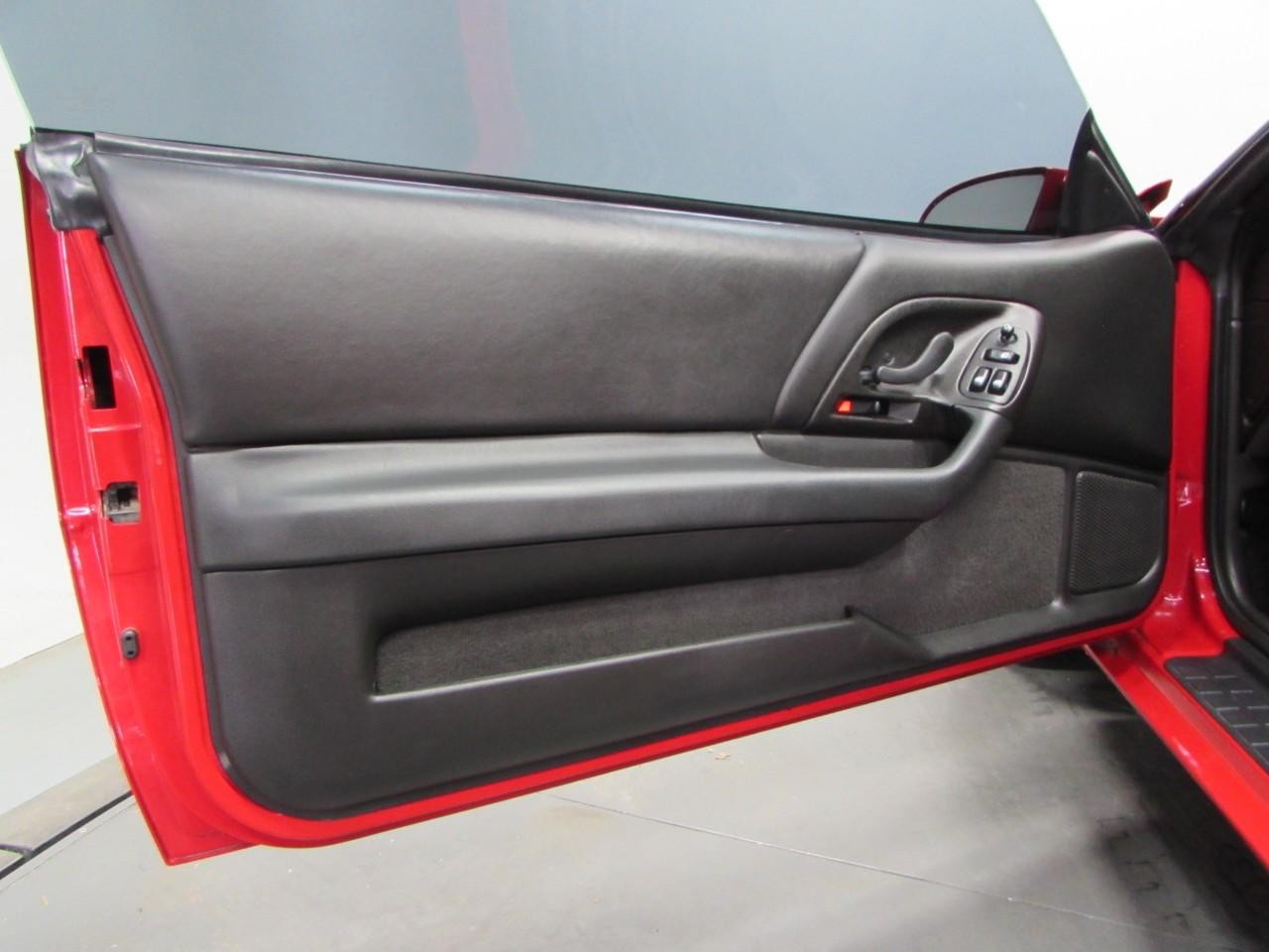 Chevrolet Camaro Vehicle Full-screen Gallery Image 12