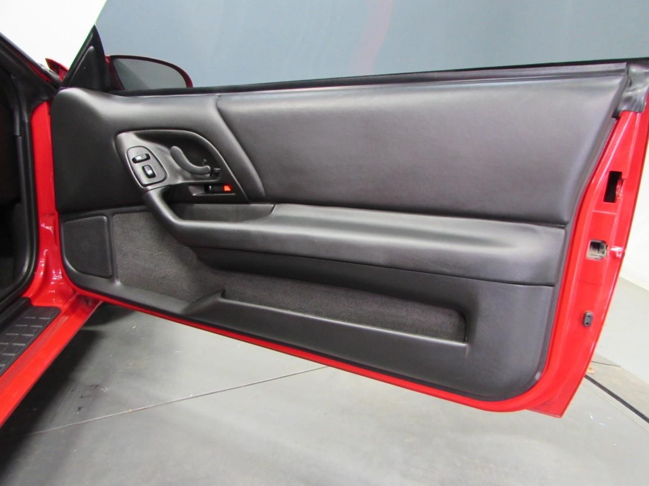 Chevrolet Camaro Vehicle Full-screen Gallery Image 15