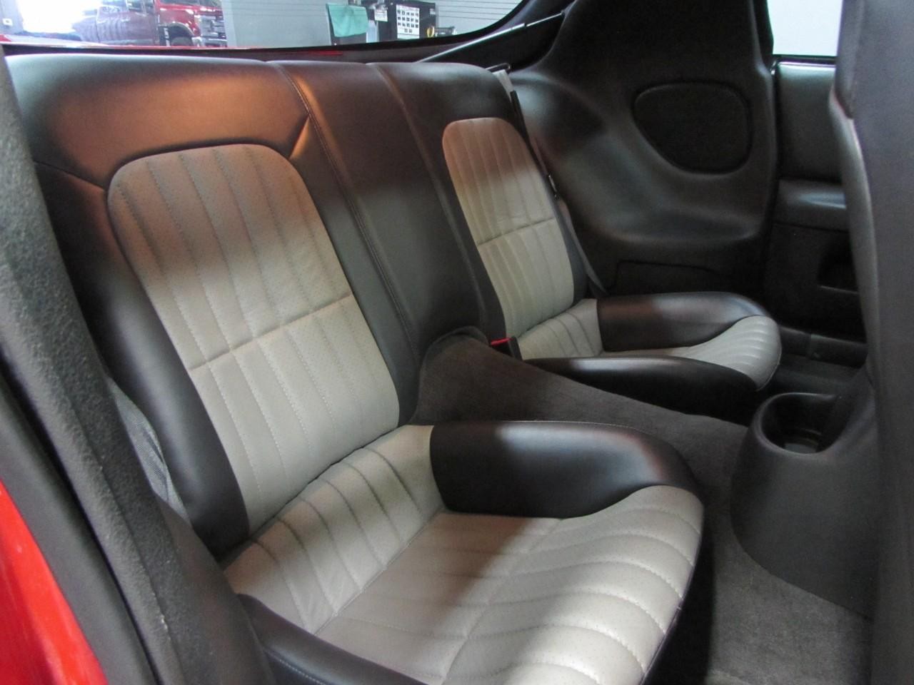 Chevrolet Camaro Vehicle Full-screen Gallery Image 17