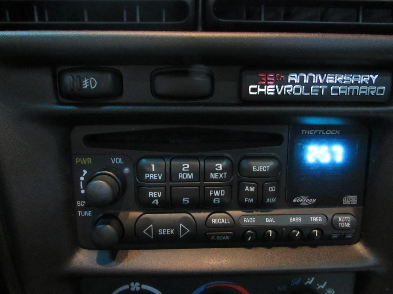 Chevrolet Camaro Vehicle Full-screen Gallery Image 25