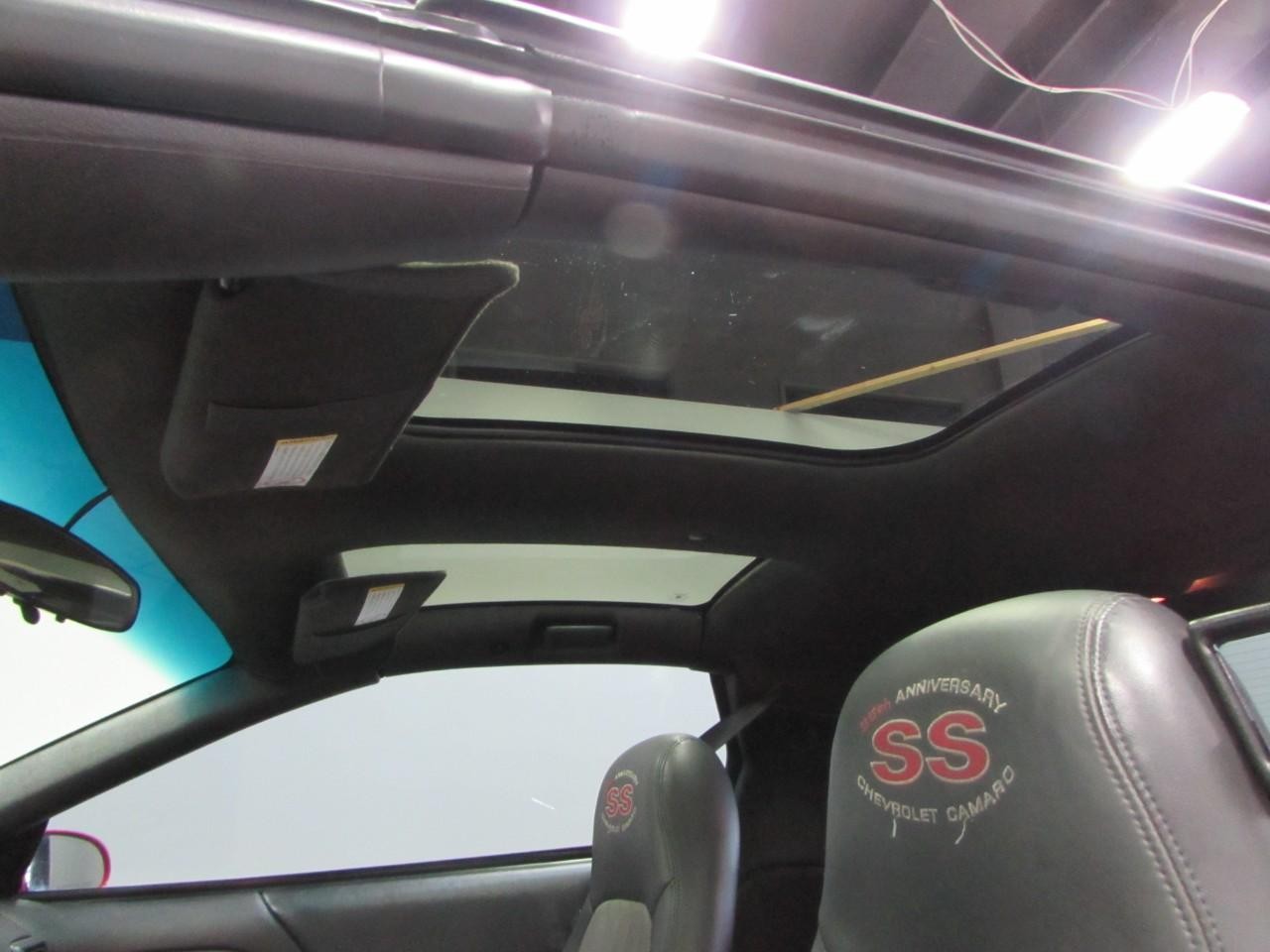 Chevrolet Camaro Vehicle Full-screen Gallery Image 28