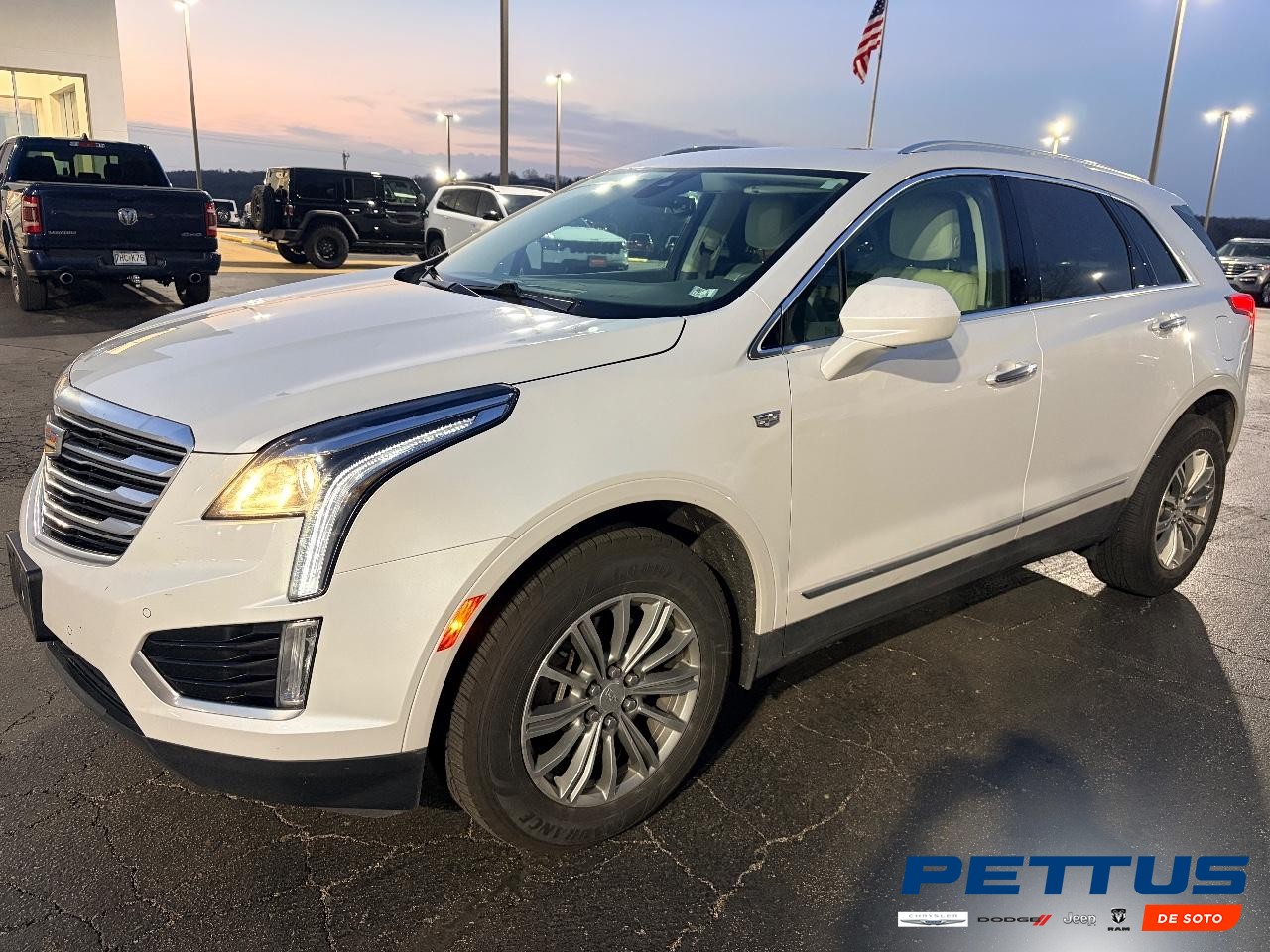 Cadillac XT5 Vehicle Full-screen Gallery Image 01