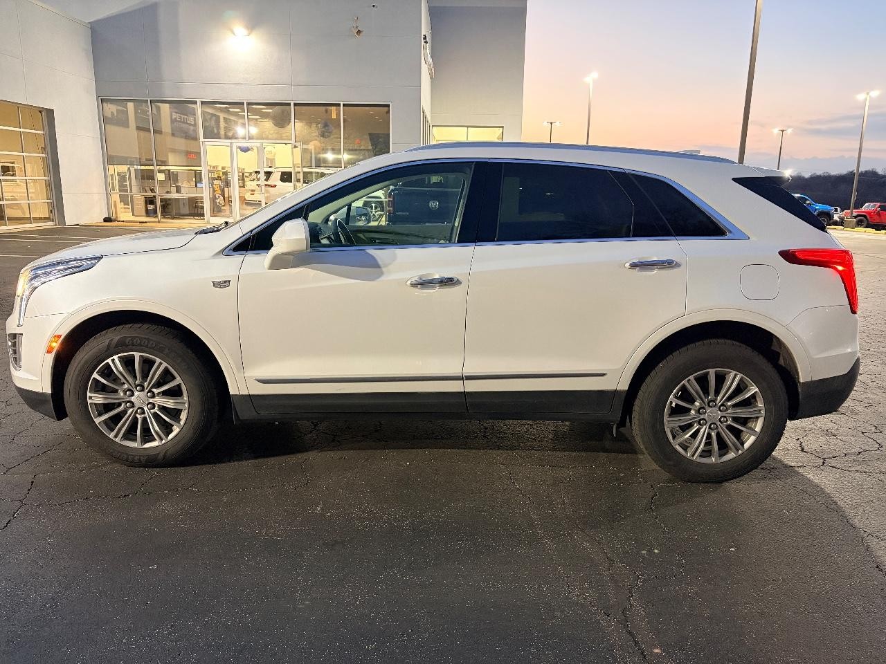 Cadillac XT5 Vehicle Full-screen Gallery Image 02