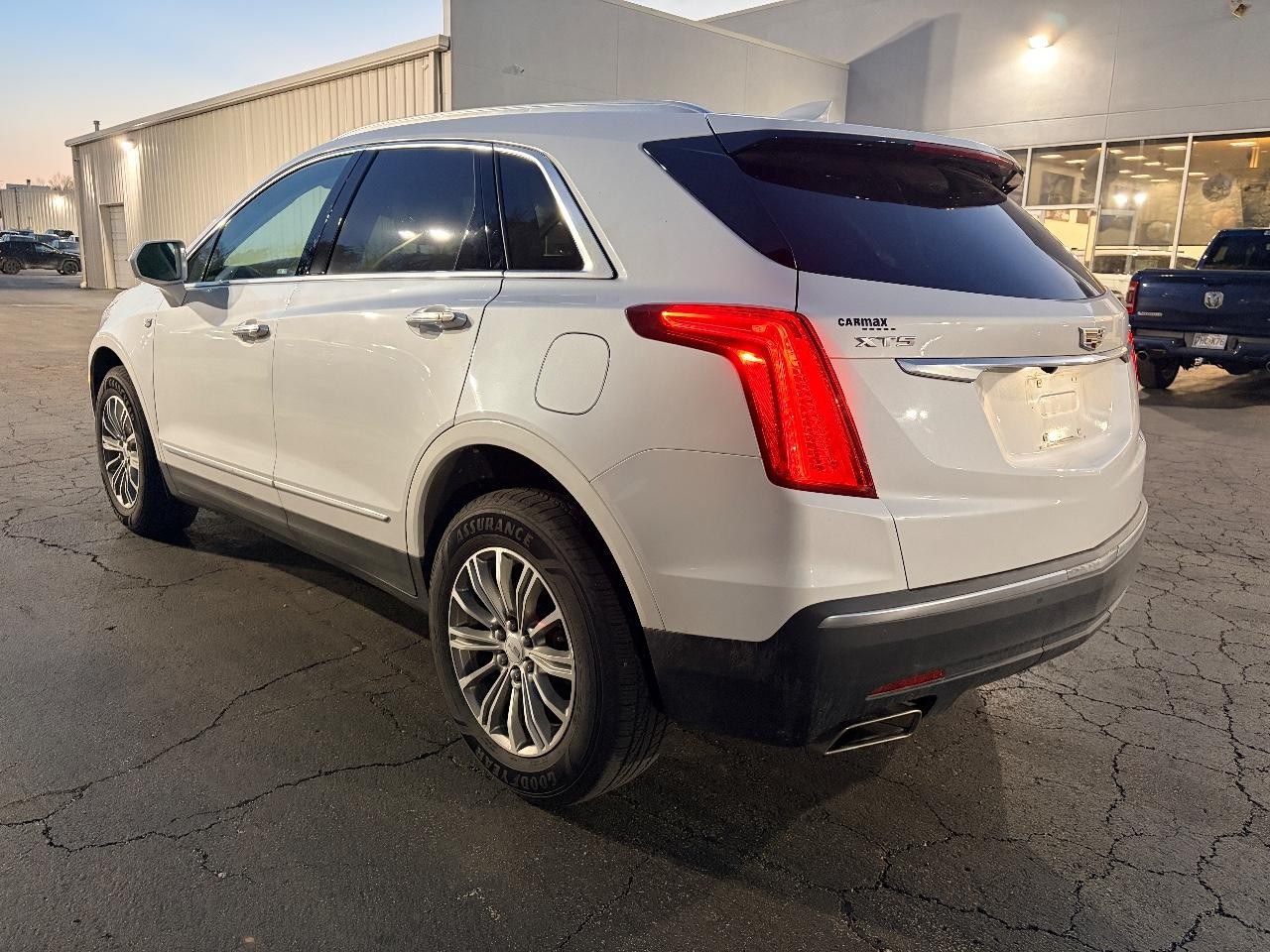 Cadillac XT5 Vehicle Full-screen Gallery Image 03