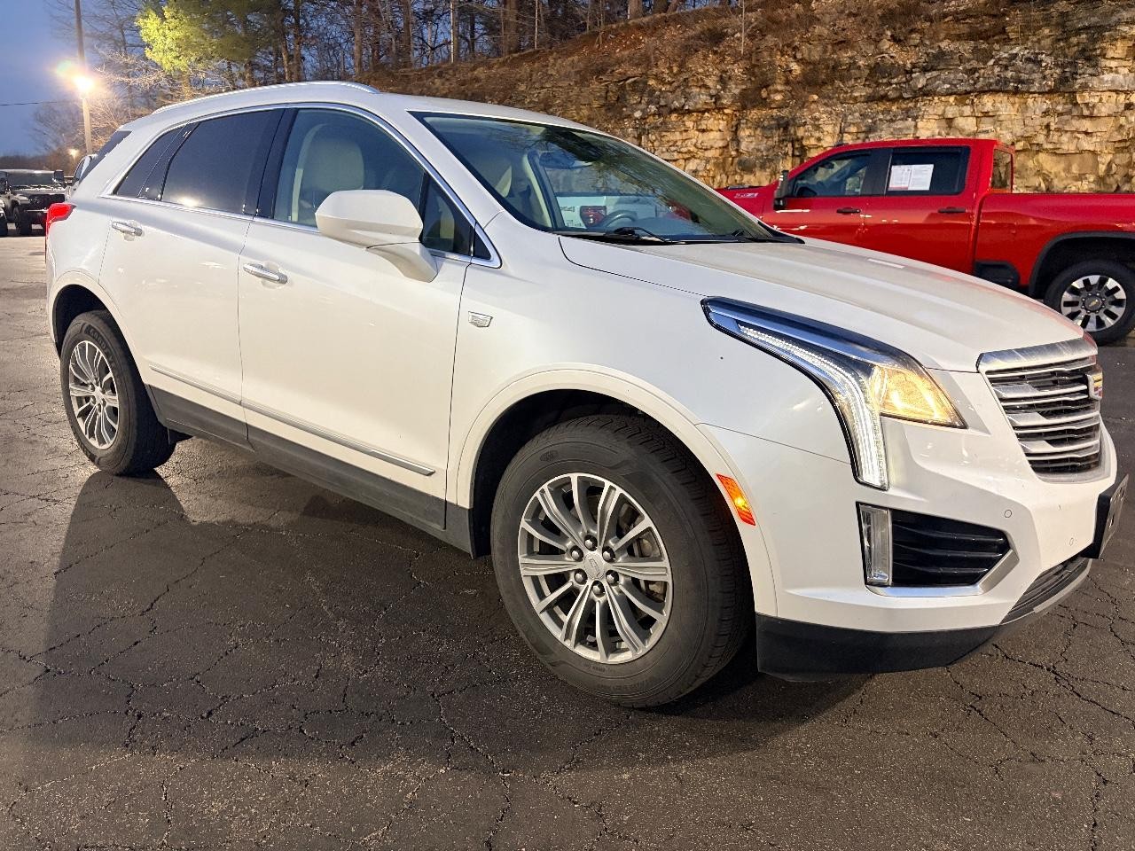 Cadillac XT5 Vehicle Full-screen Gallery Image 05
