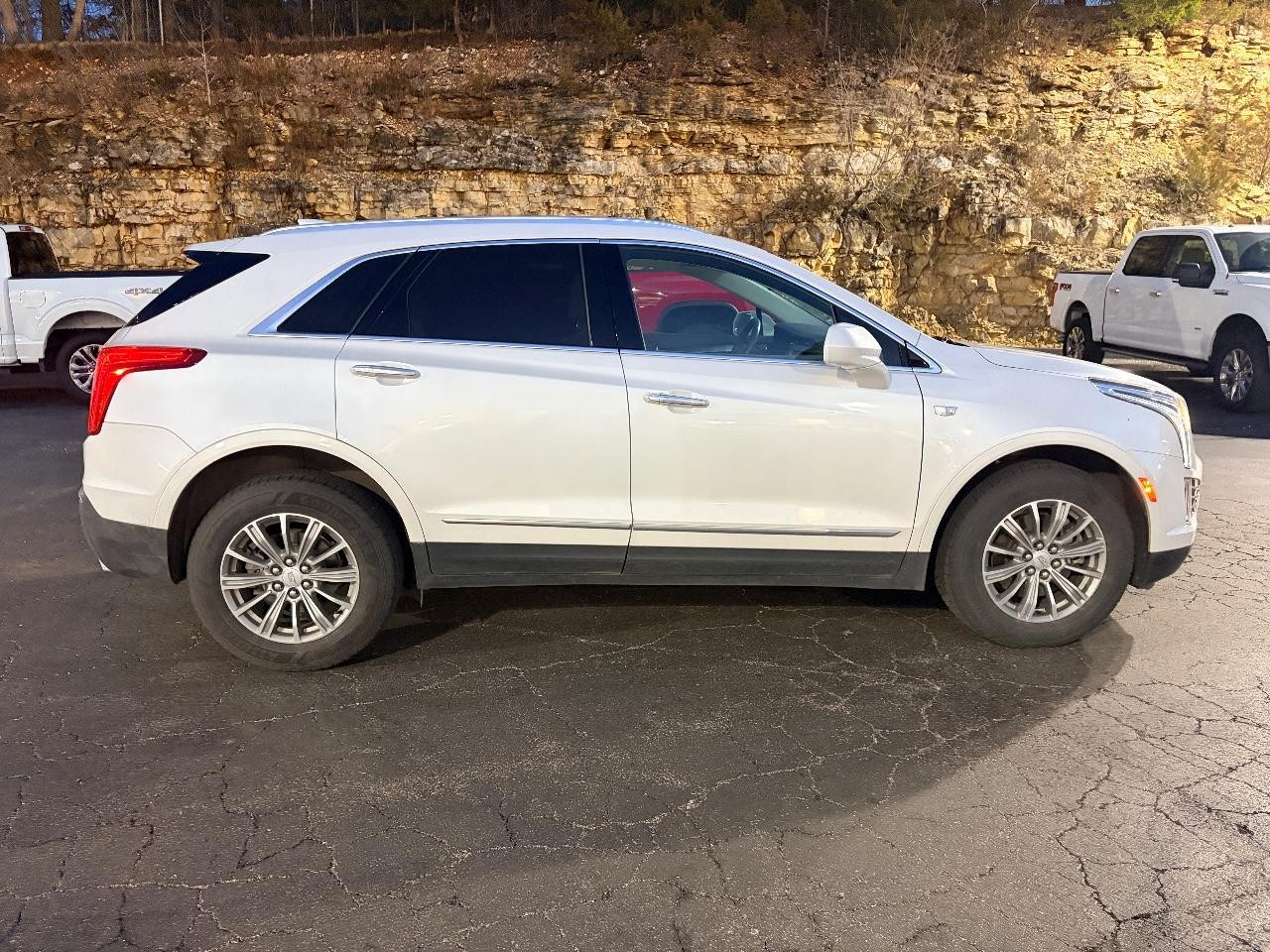 Cadillac XT5 Vehicle Full-screen Gallery Image 06