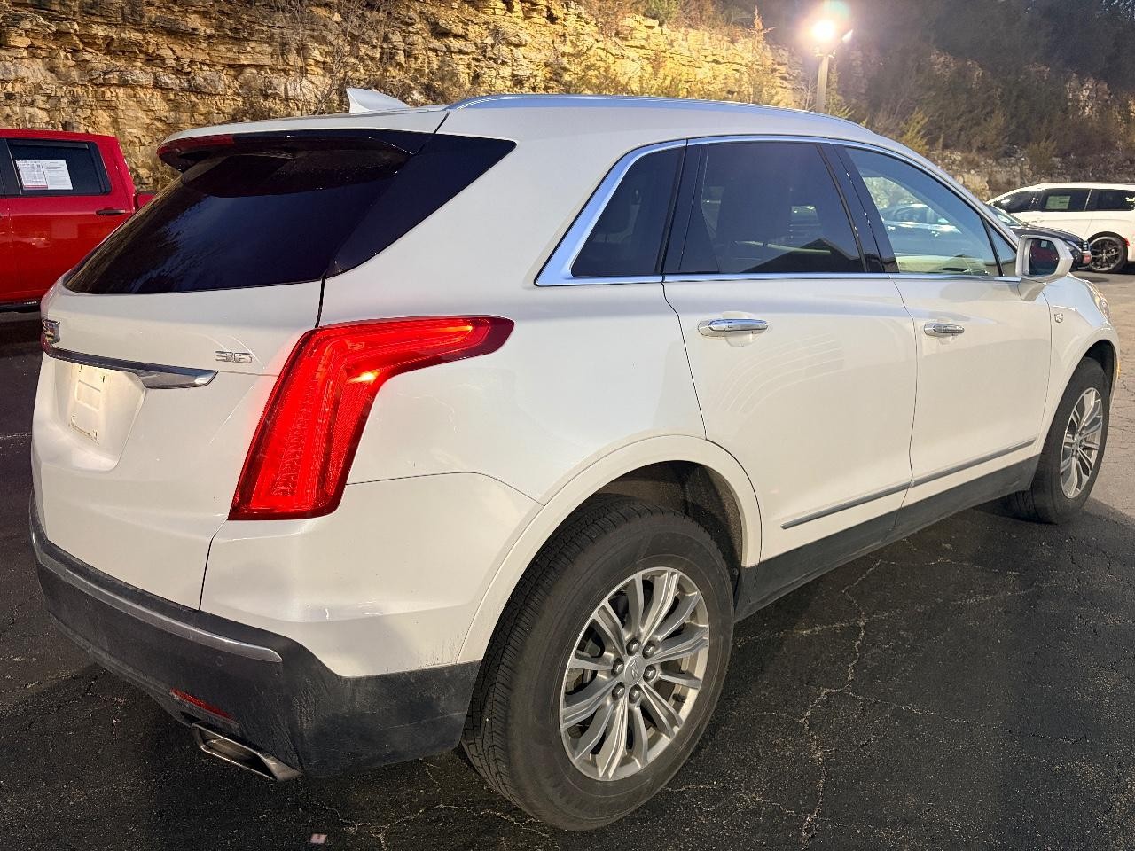 Cadillac XT5 Vehicle Full-screen Gallery Image 07