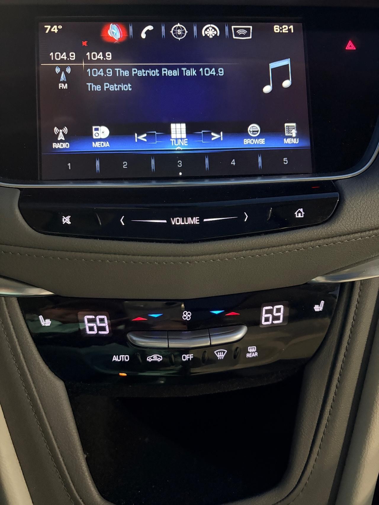 Cadillac XT5 Vehicle Full-screen Gallery Image 08