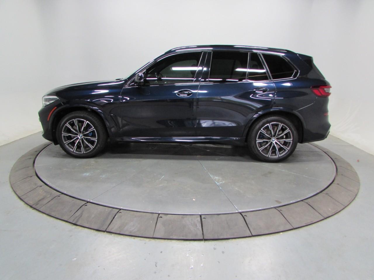 BMW X5 Vehicle Full-screen Gallery Image 04