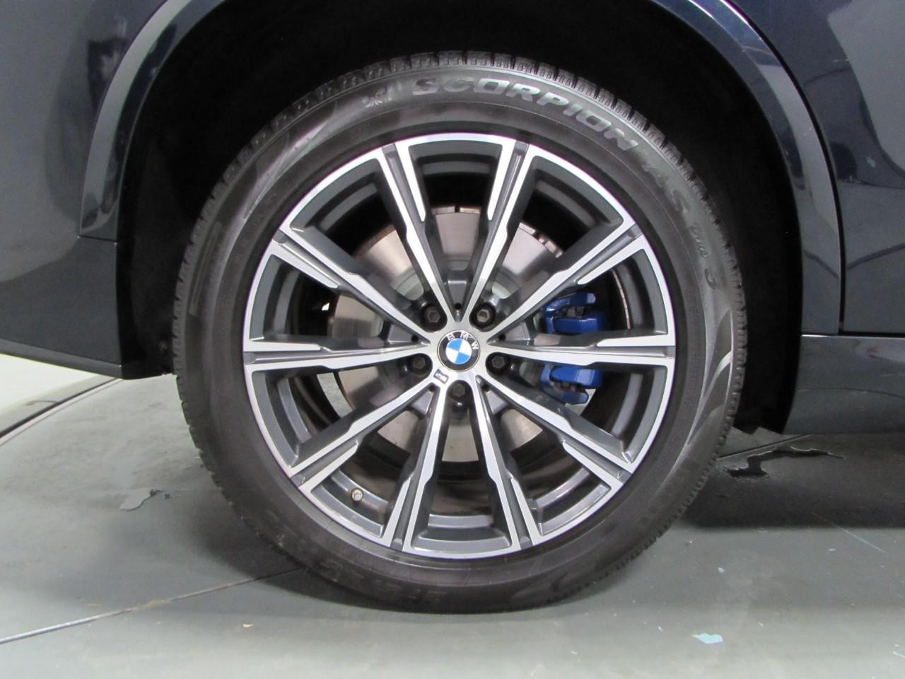 BMW X5 Vehicle Full-screen Gallery Image 09