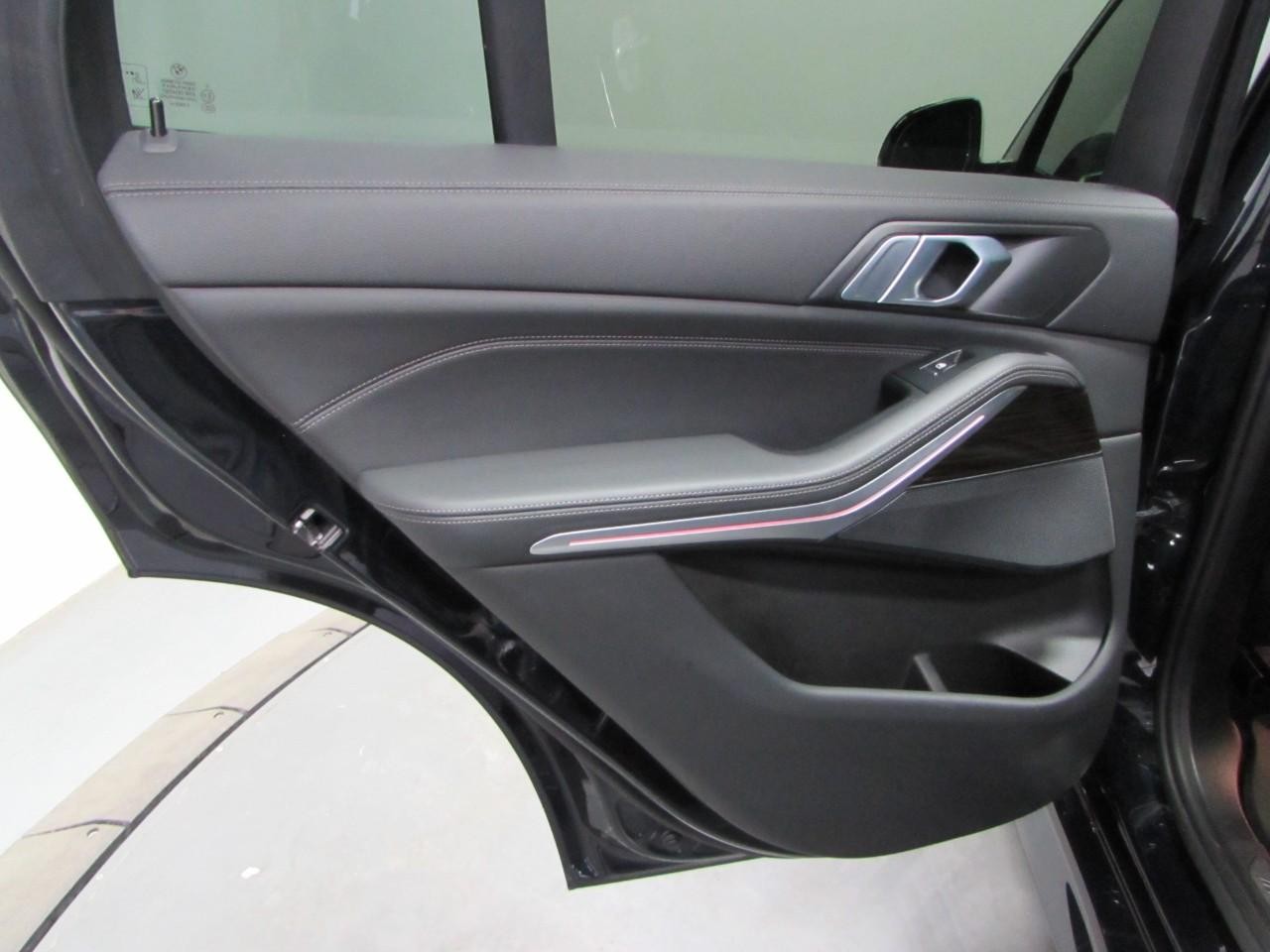 BMW X5 Vehicle Full-screen Gallery Image 14