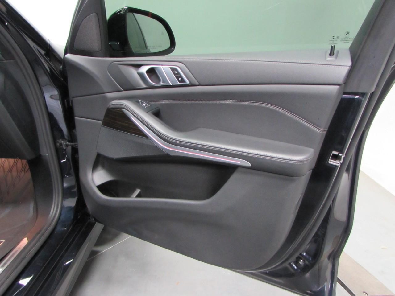 BMW X5 Vehicle Full-screen Gallery Image 16