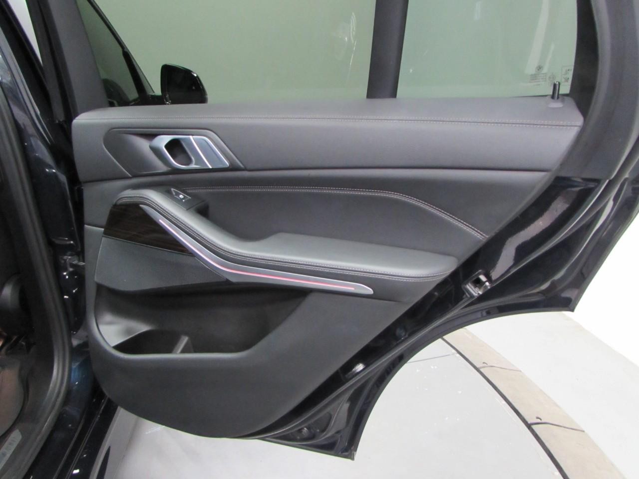BMW X5 Vehicle Full-screen Gallery Image 18