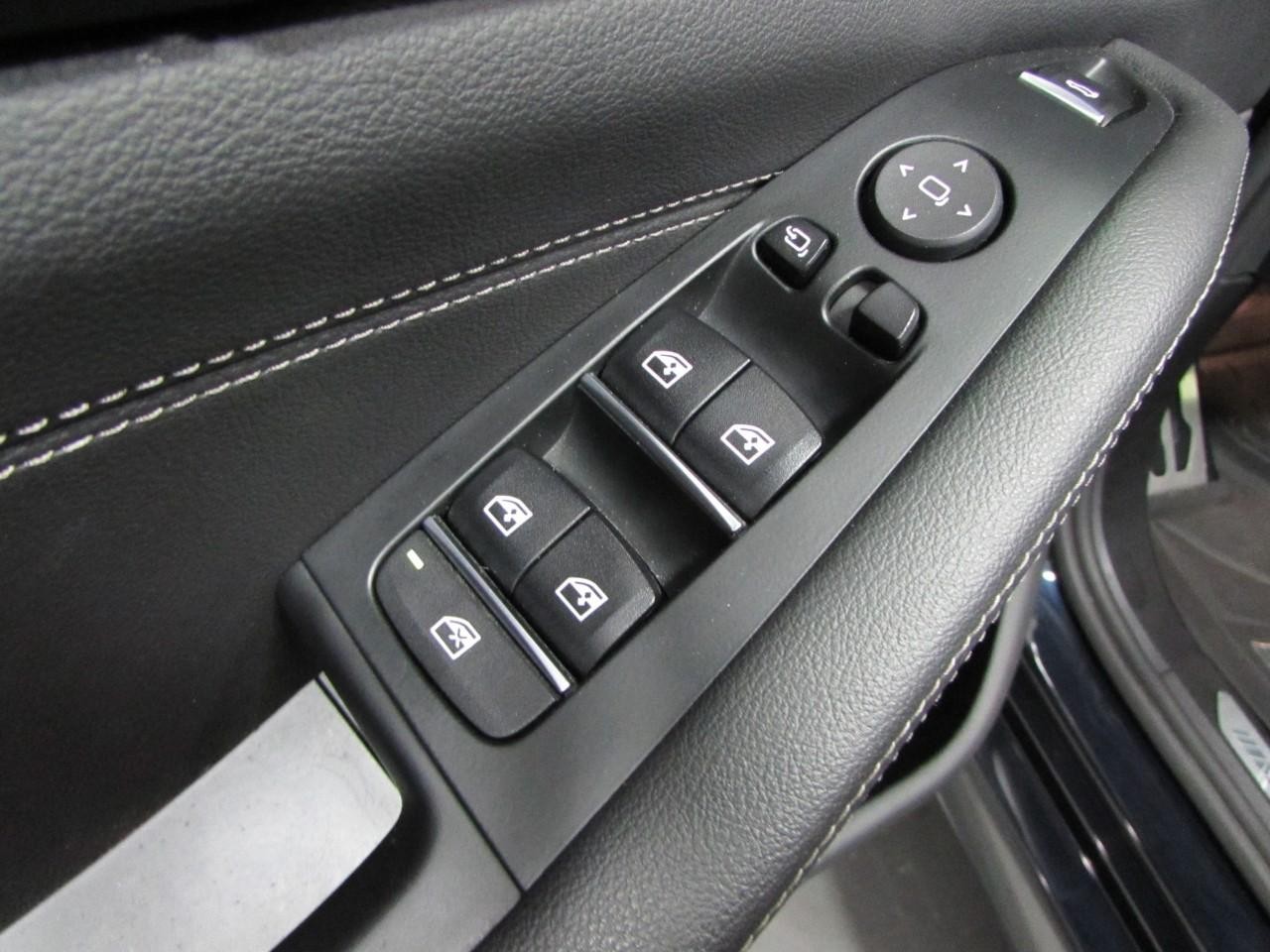 BMW X5 Vehicle Full-screen Gallery Image 20