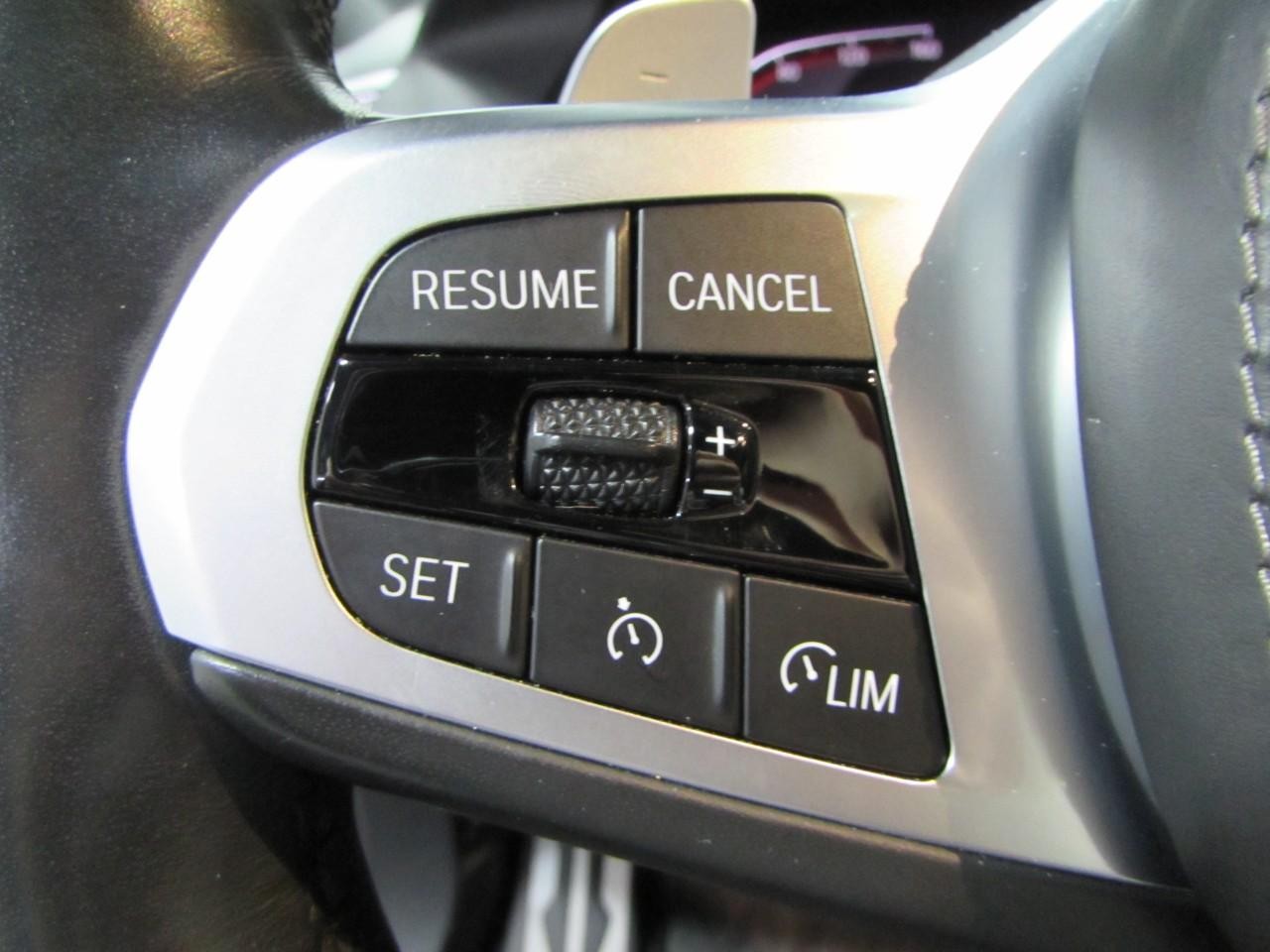 BMW X5 Vehicle Full-screen Gallery Image 25