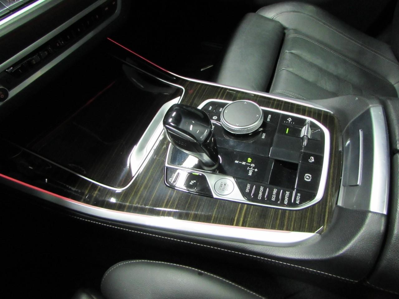 BMW X5 Vehicle Full-screen Gallery Image 31