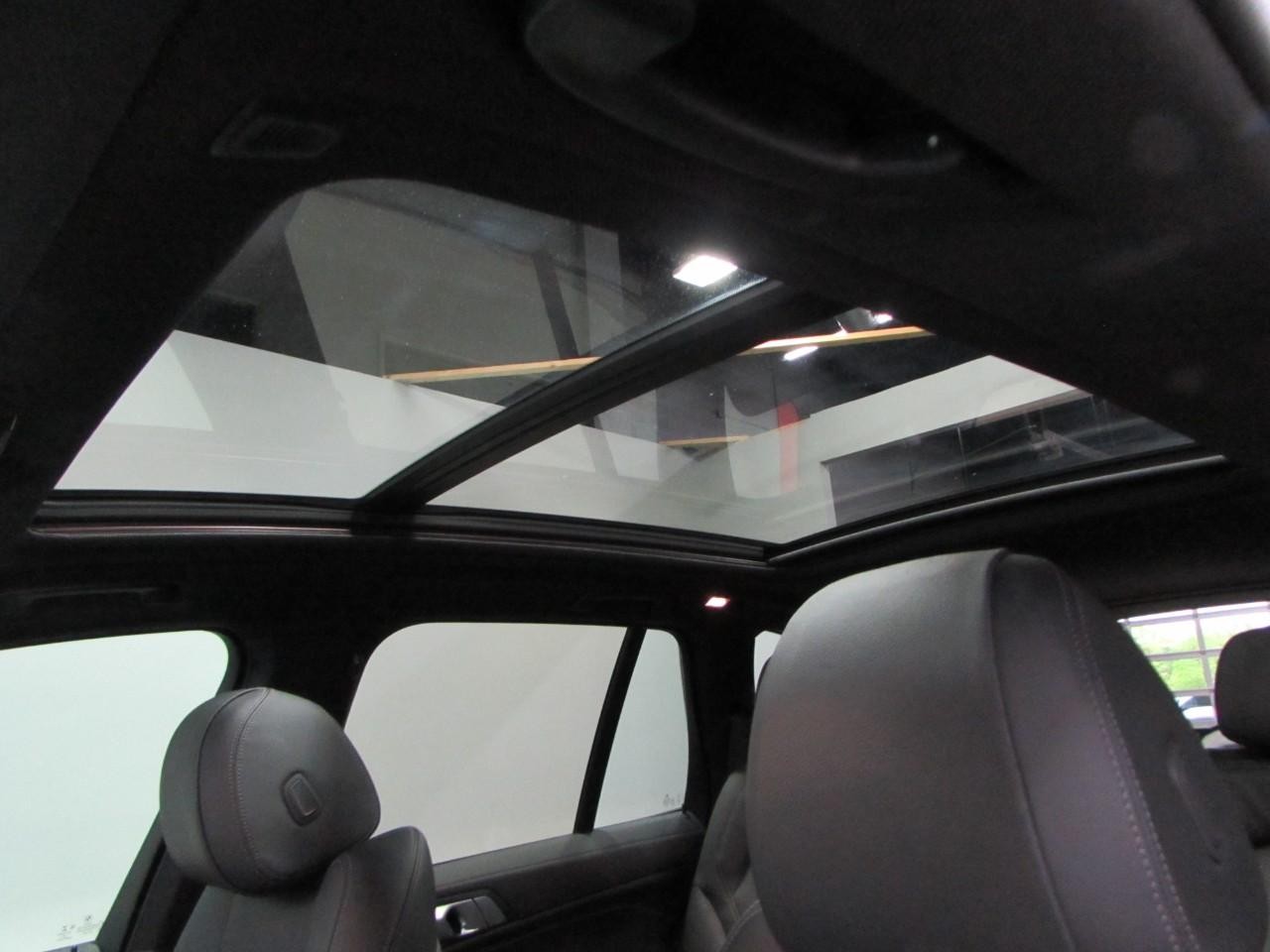 BMW X5 Vehicle Full-screen Gallery Image 32