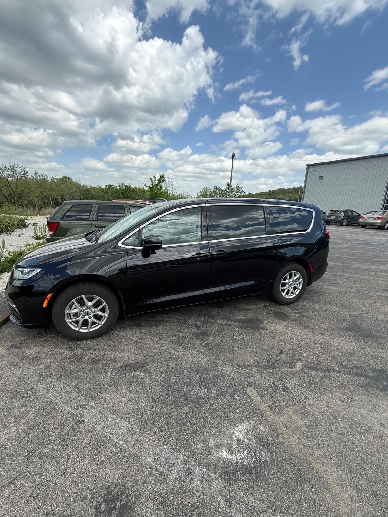 Chrysler Pacifica Vehicle Full-screen Gallery Image 02