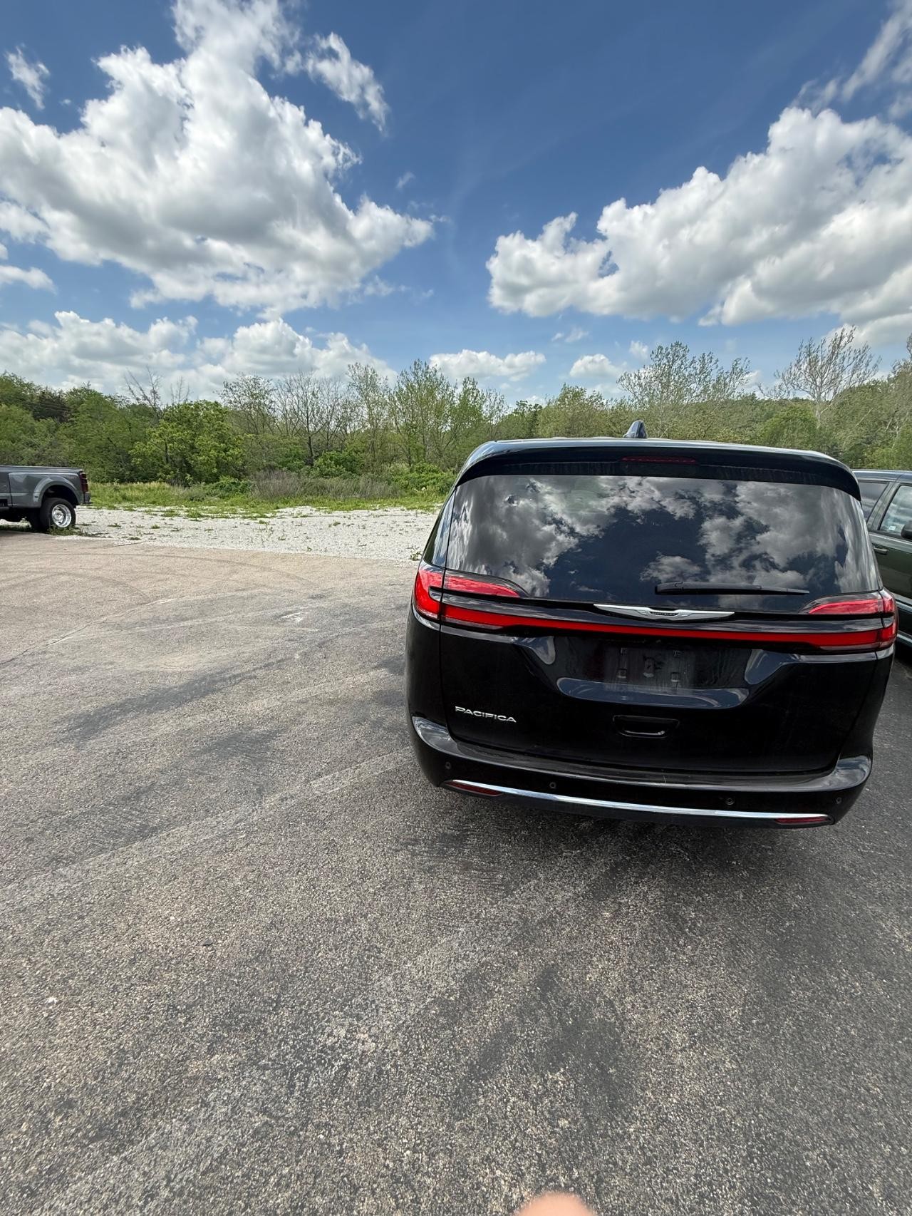 Chrysler Pacifica Vehicle Full-screen Gallery Image 03