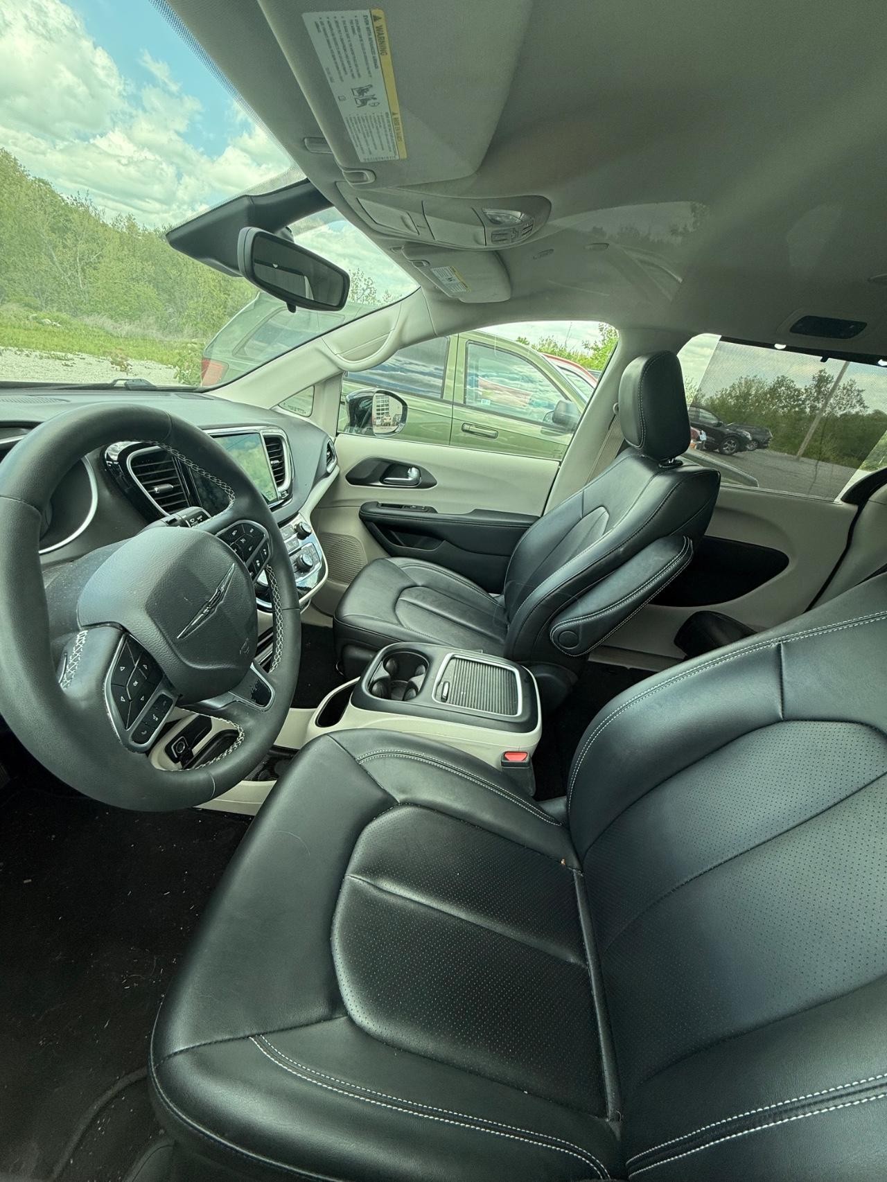 Chrysler Pacifica Vehicle Full-screen Gallery Image 05