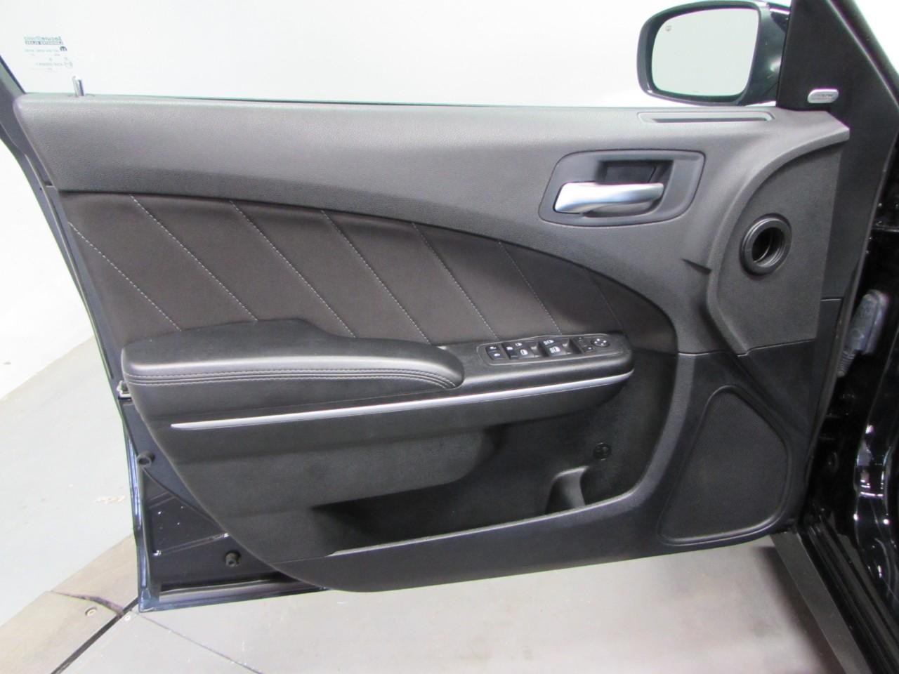 Dodge Charger Vehicle Full-screen Gallery Image 12