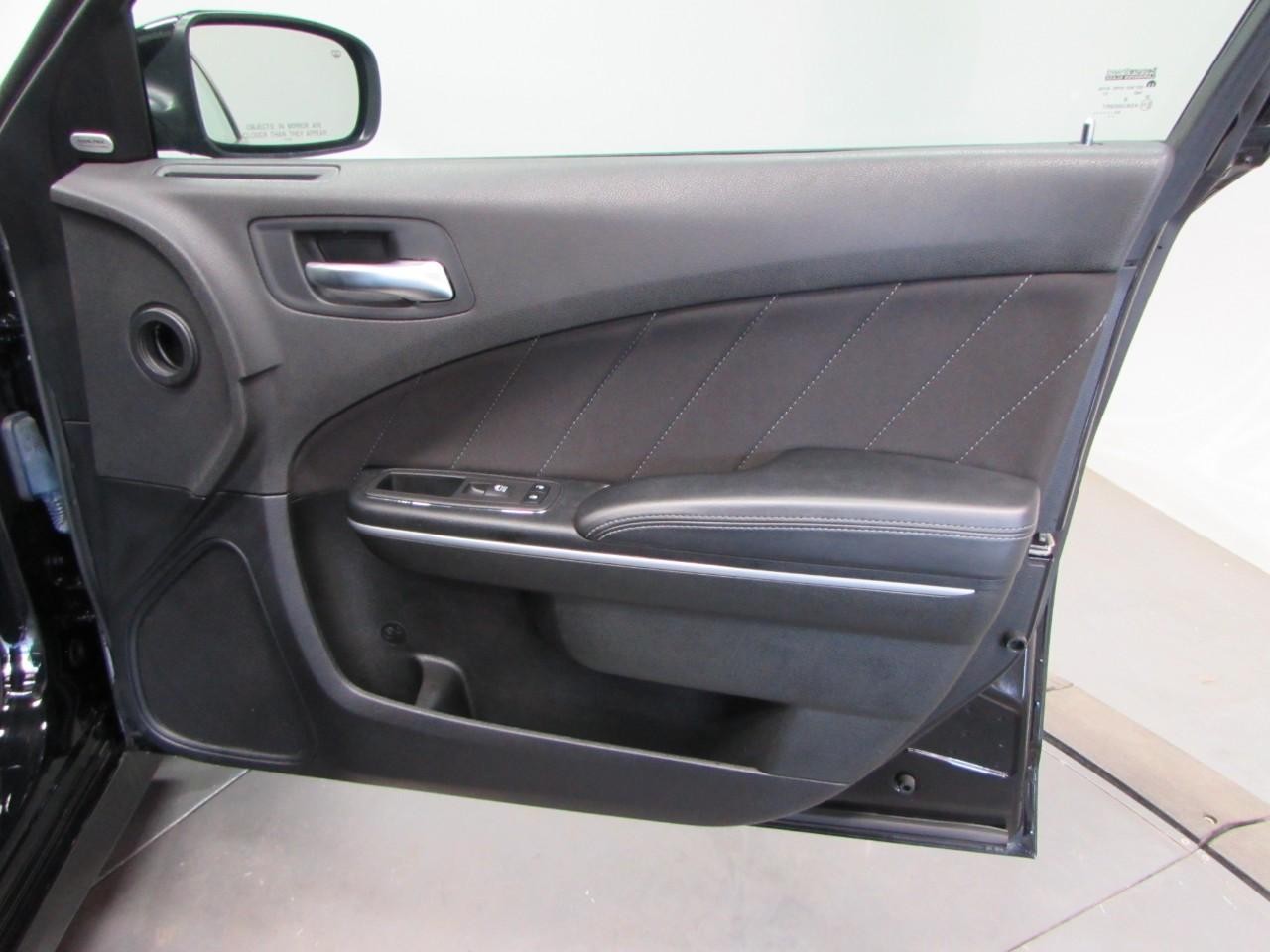 Dodge Charger Vehicle Full-screen Gallery Image 16