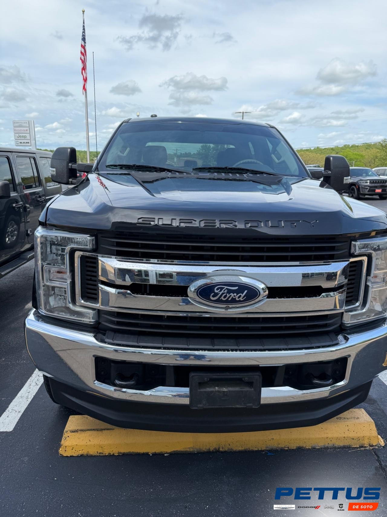 Ford F-250SD Vehicle Full-screen Gallery Image 01