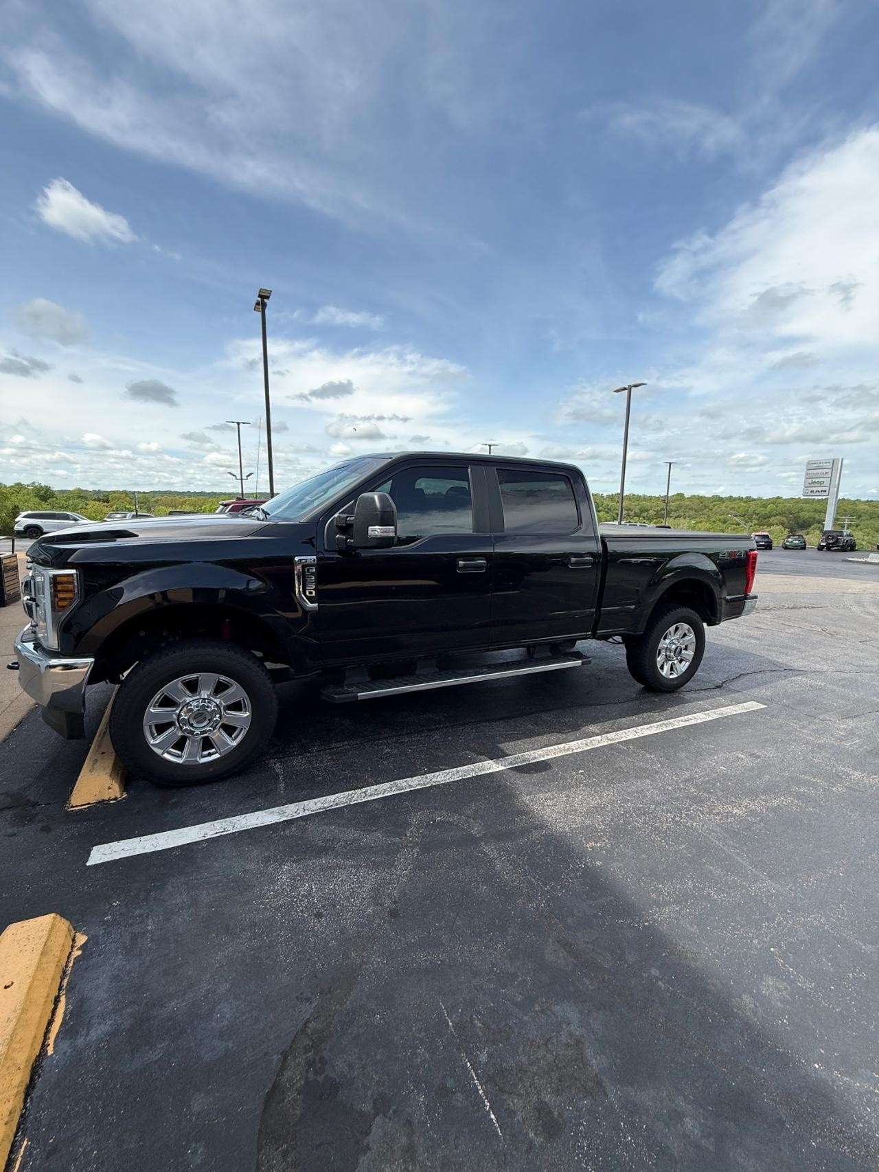 Ford F-250SD Vehicle Full-screen Gallery Image 02