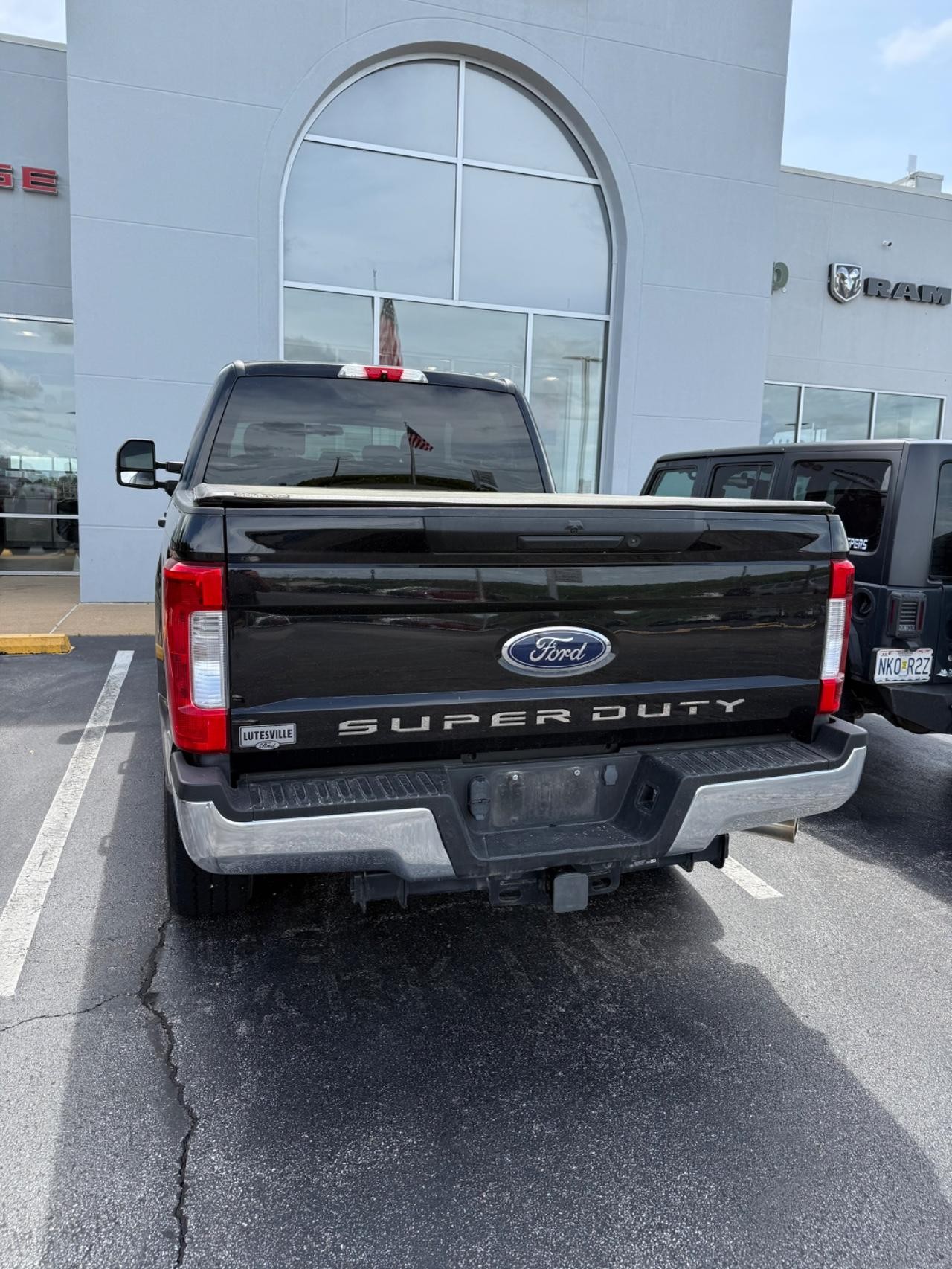 Ford F-250SD Vehicle Full-screen Gallery Image 03