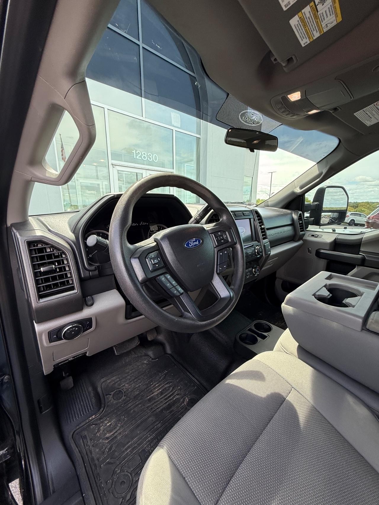 Ford F-250SD Vehicle Full-screen Gallery Image 04