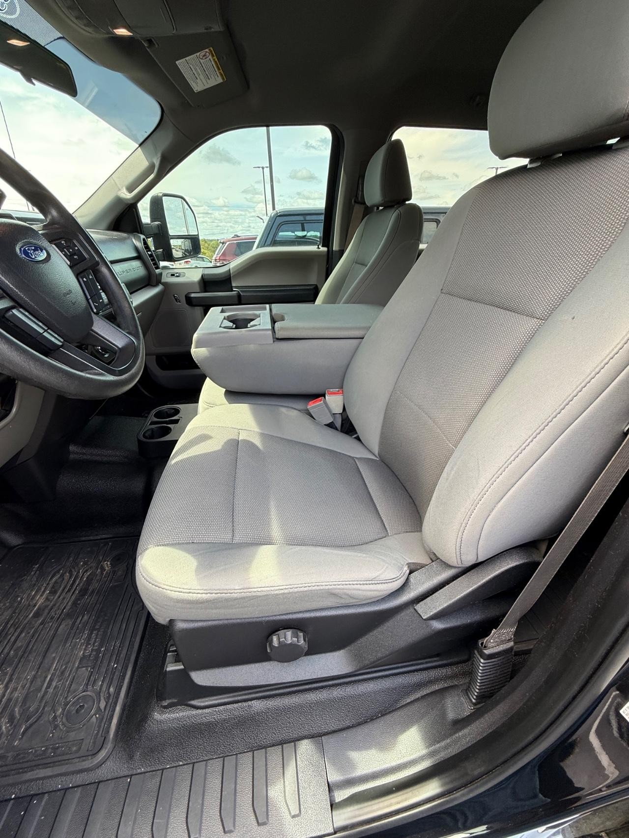 Ford F-250SD Vehicle Full-screen Gallery Image 05