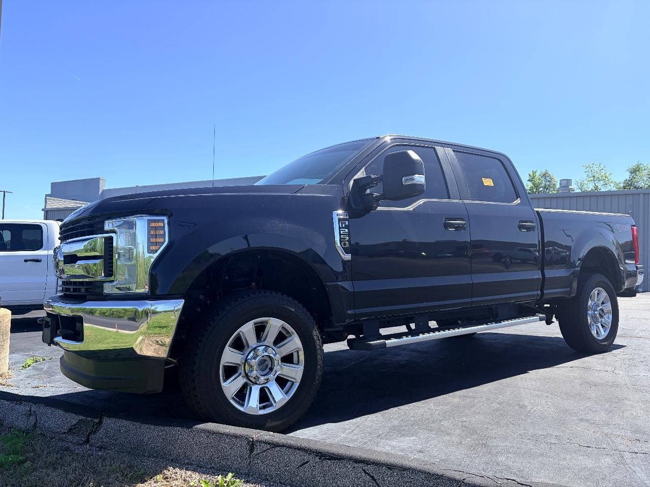 Ford F-250SD Vehicle Full-screen Gallery Image 09