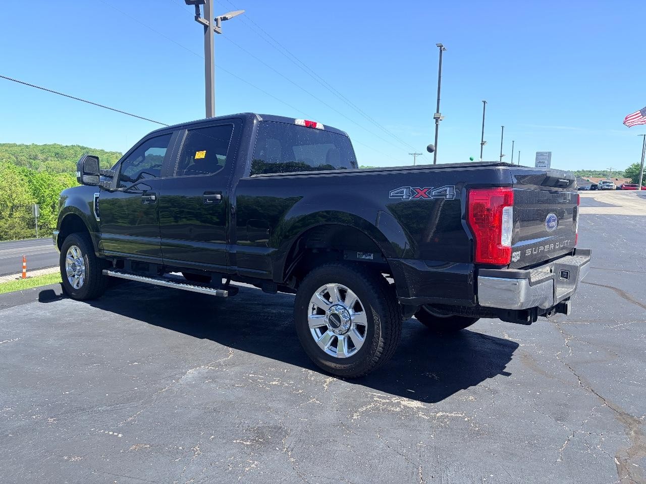 Ford F-250SD Vehicle Full-screen Gallery Image 11