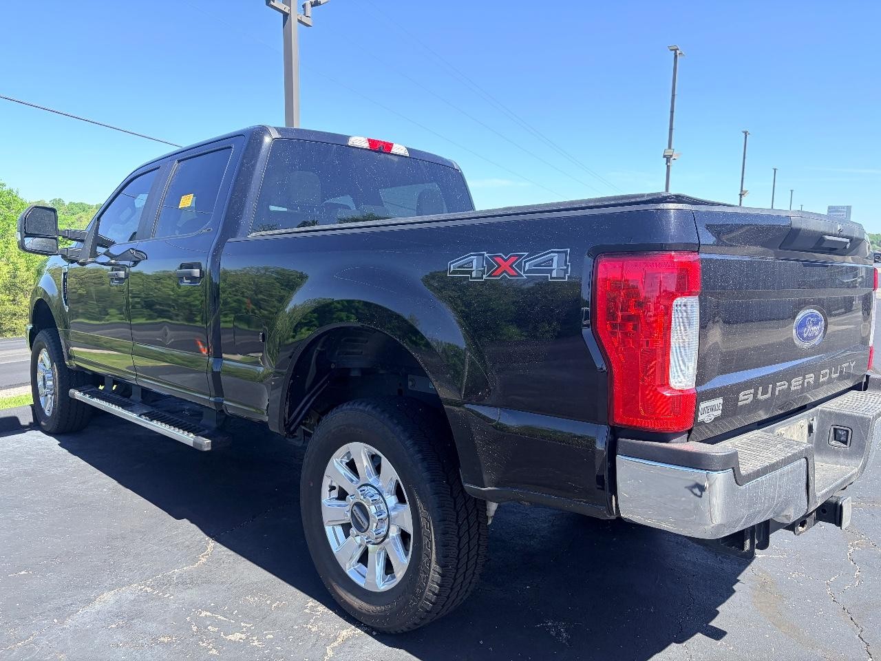 Ford F-250SD Vehicle Full-screen Gallery Image 15