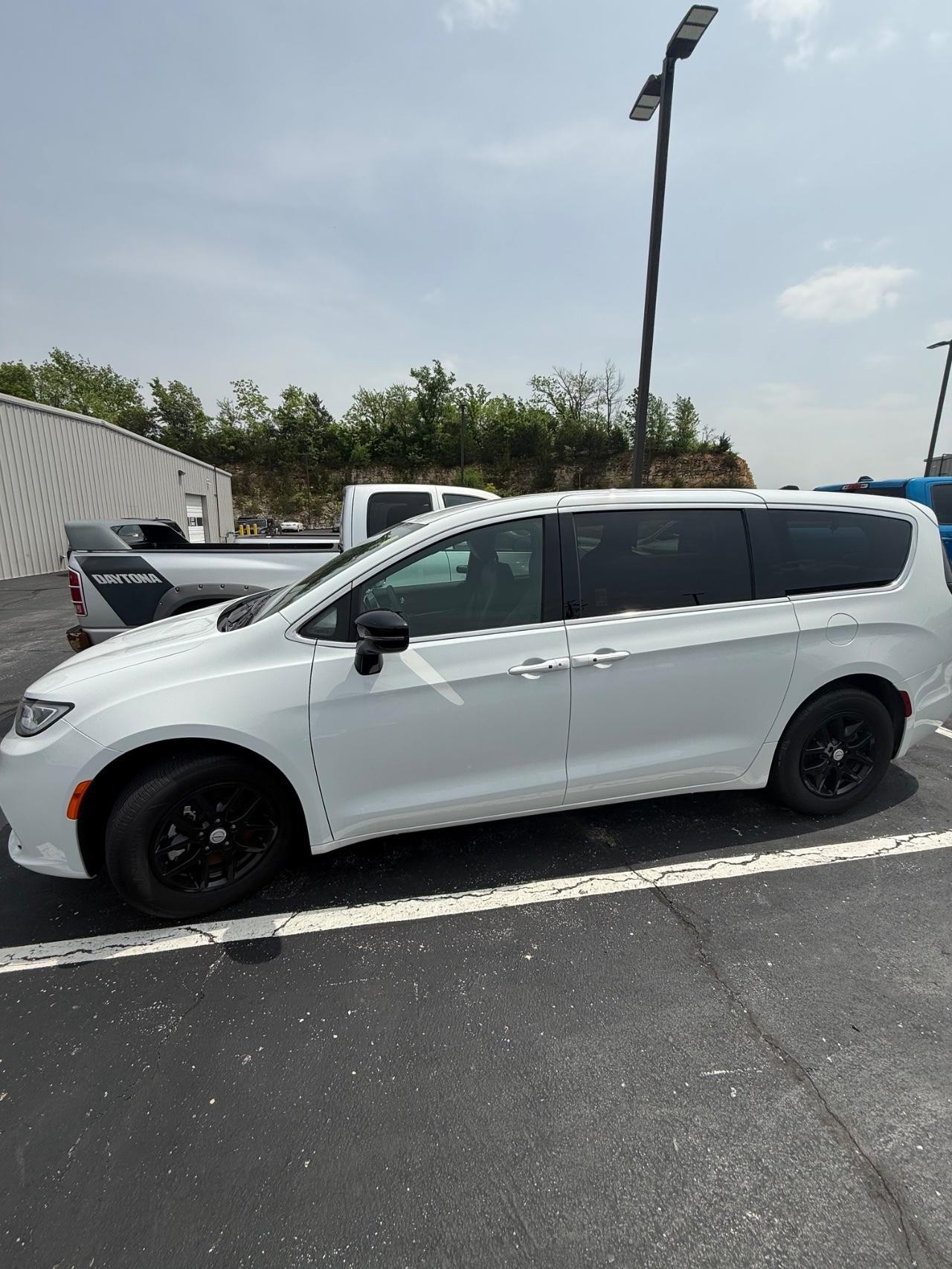 Chrysler Pacifica Vehicle Full-screen Gallery Image 02