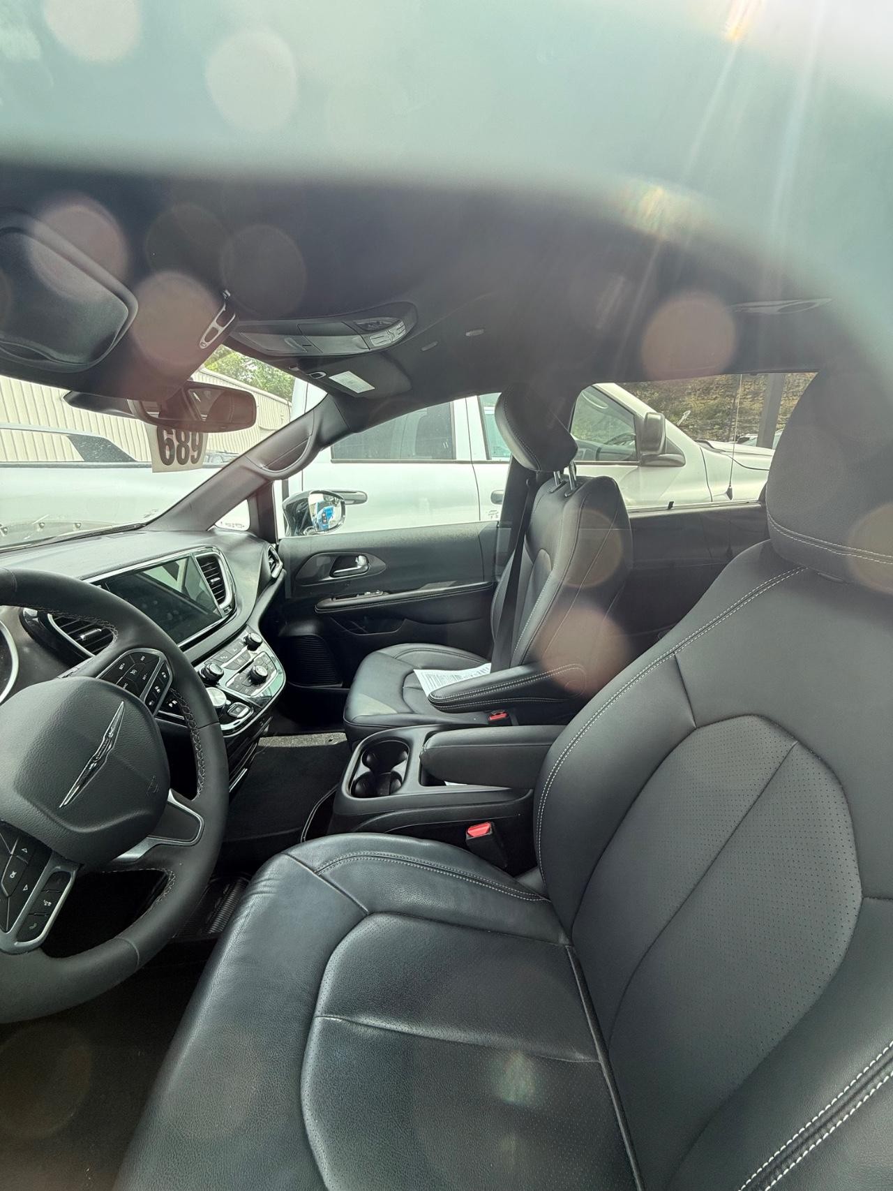 Chrysler Pacifica Vehicle Full-screen Gallery Image 03