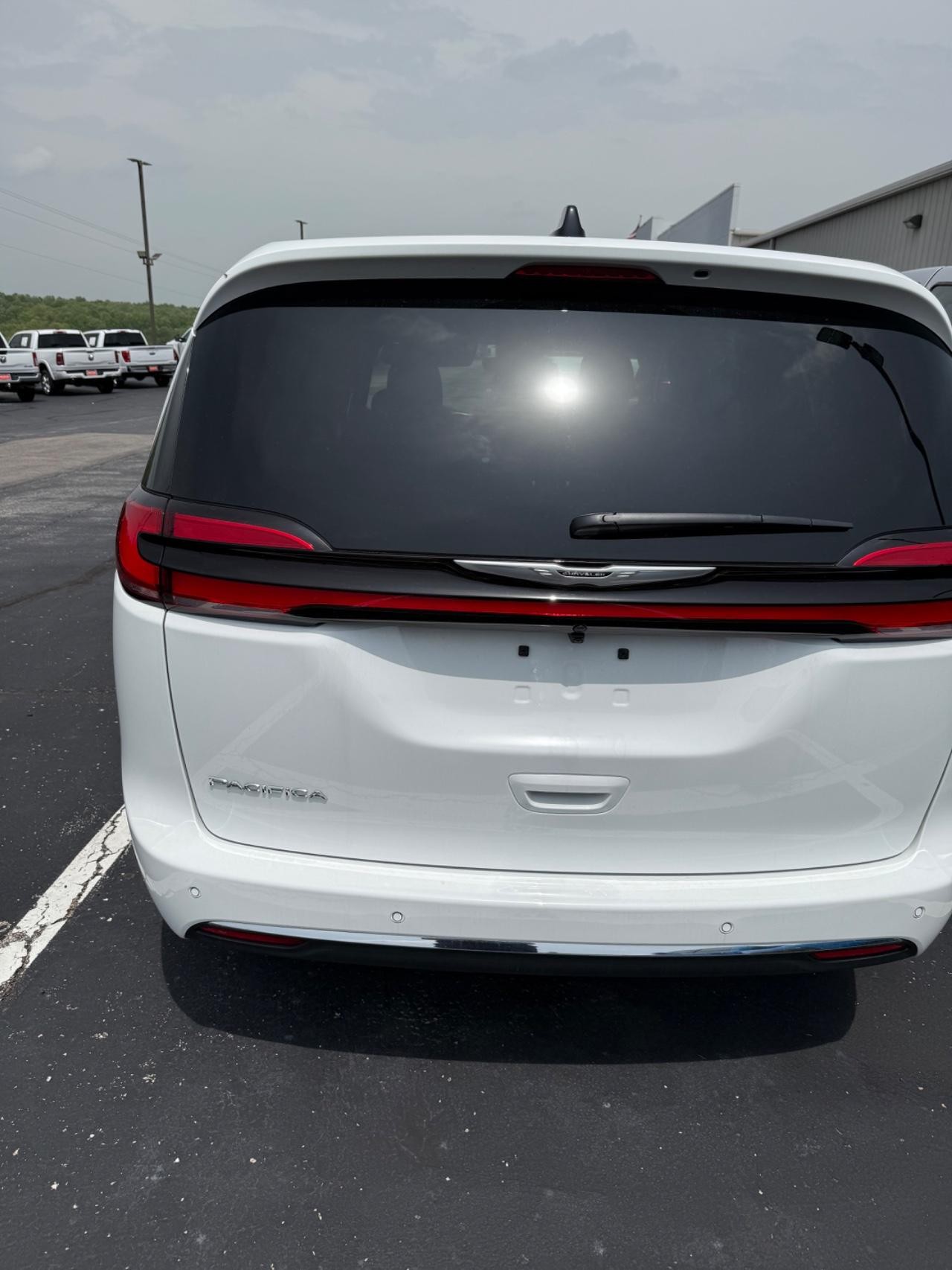 Chrysler Pacifica Vehicle Full-screen Gallery Image 04