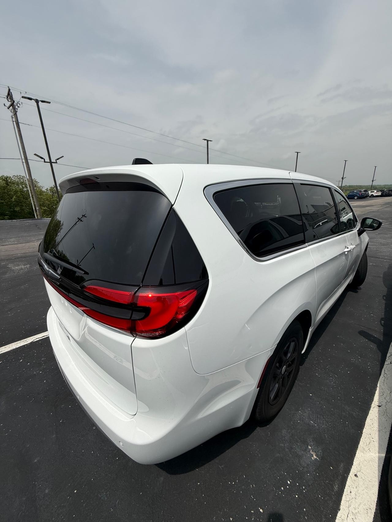 Chrysler Pacifica Vehicle Full-screen Gallery Image 05