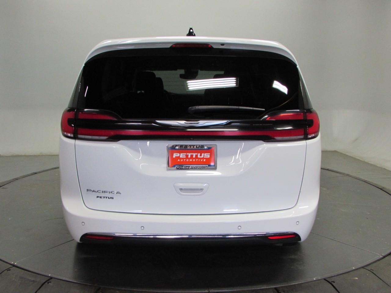 Chrysler Pacifica Vehicle Full-screen Gallery Image 06