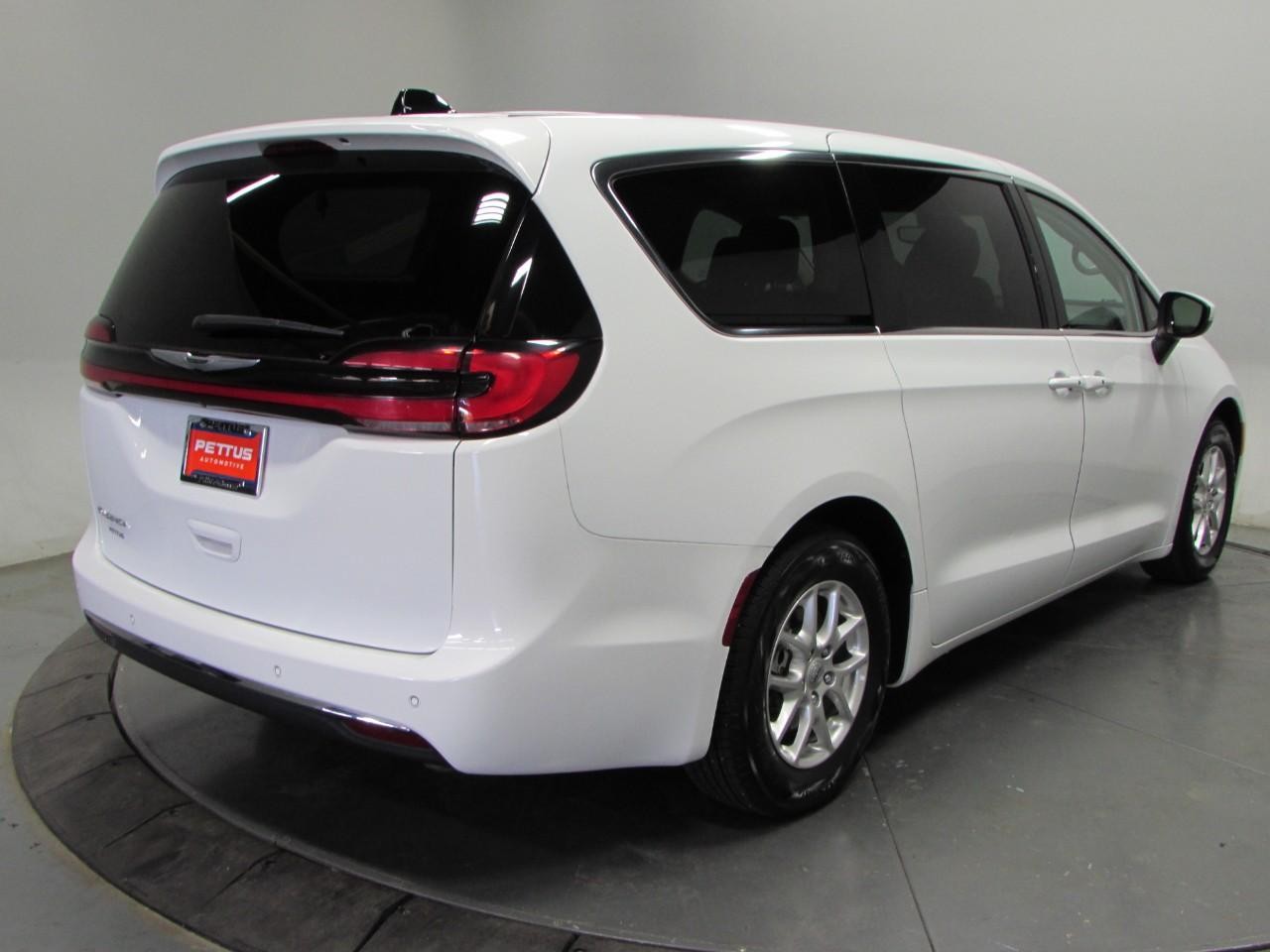 Chrysler Pacifica Vehicle Full-screen Gallery Image 07