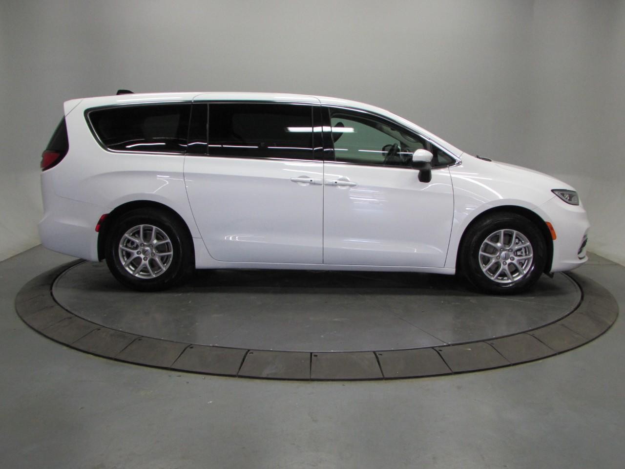 Chrysler Pacifica Vehicle Full-screen Gallery Image 08