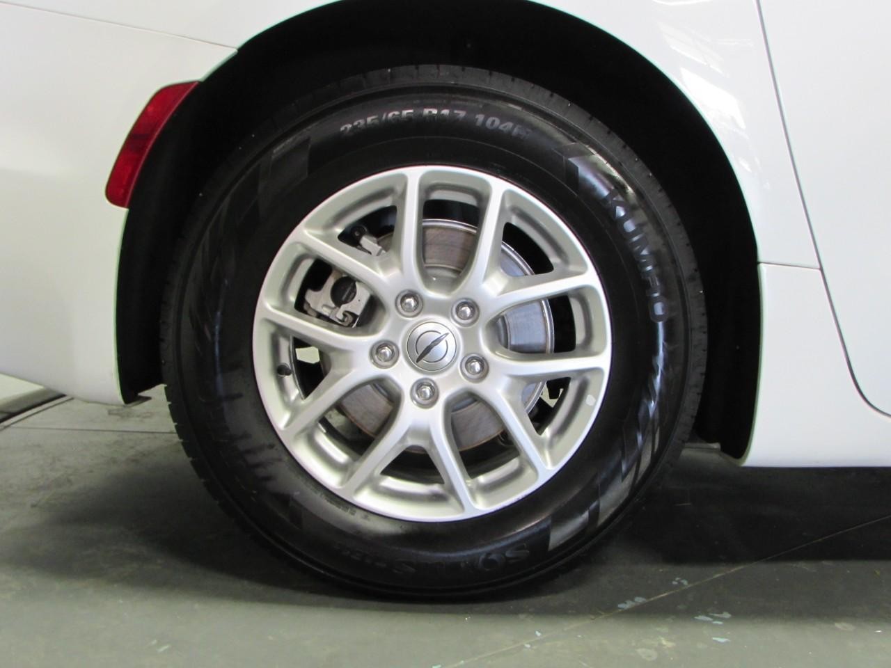 Chrysler Pacifica Vehicle Full-screen Gallery Image 09